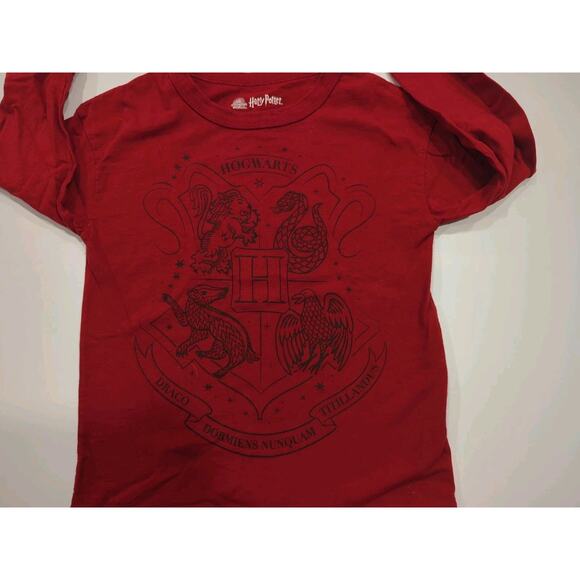 Harry Potter 4/5 NNWOT Hogwarts Crest Long Sleeve Red Tee - Picture 3 of 5